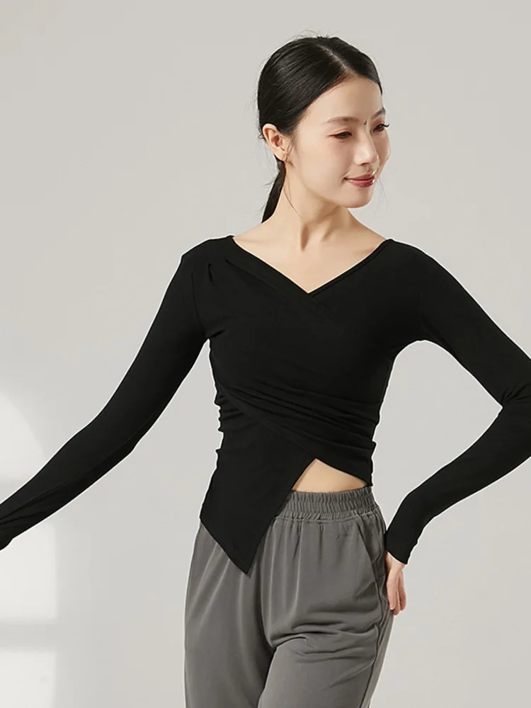 Einfarbiges, kurzärmliges, asymmetrisches Oberteil mit V-Ausschnitt und Schlitz – modernes Tanz-Übungs- und Performance-Shirt für Damen