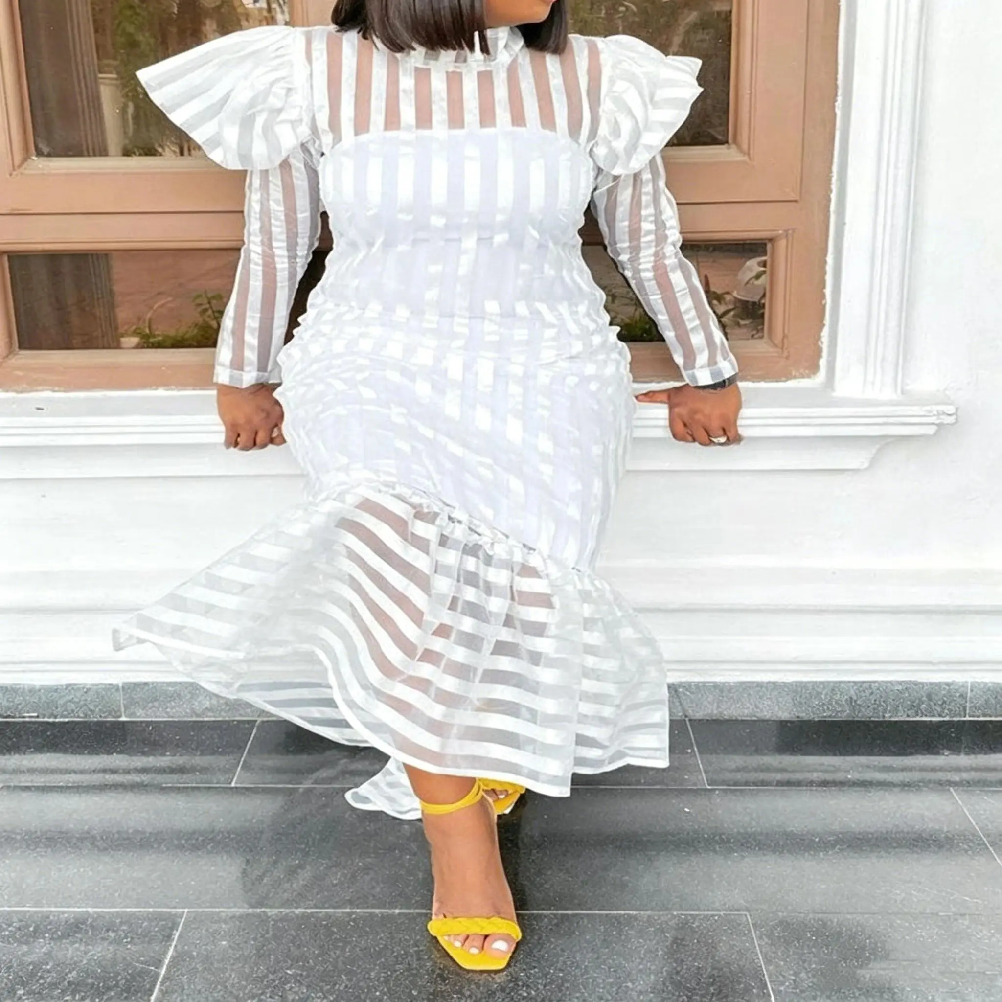 Afrikanisches Damen-Abendkleid mit weißen Streifen, Midi-Länge, hohem Kragen, transparenten Rüschen, langen Ärmeln und Mesh-Saum – Elegantes, formelles langes Kleid