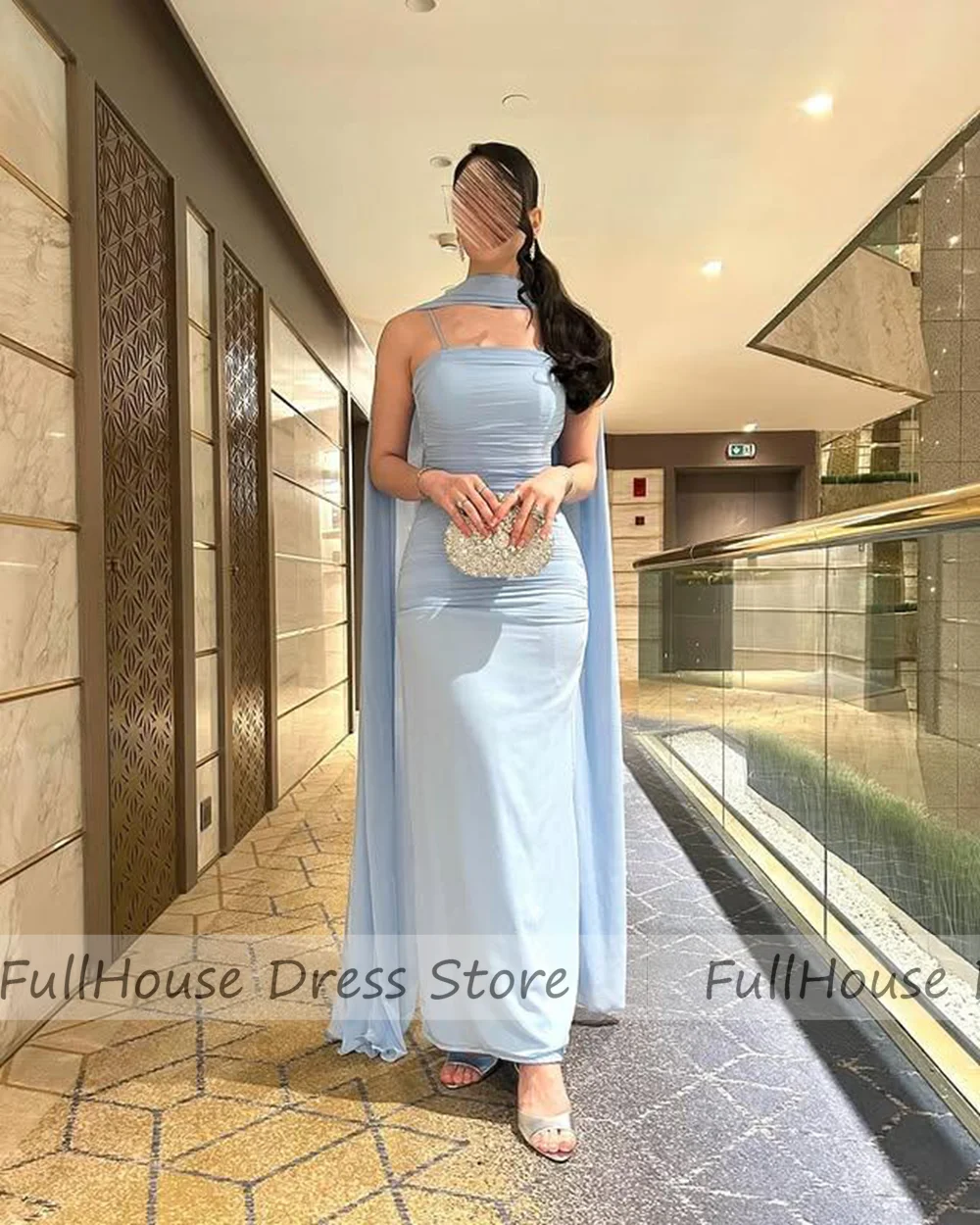 Maßgeschneidertes klassisches Abendkleid mit U-Boot-Kragen, gestuft, plissiert, sexy Etui-Abendkleid, Maxi-Länge, rückenfrei, Saudi-Arabien-Kleid mit Schal