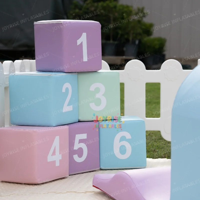 Maßgeschneidertes Indoor-Spielplatzset für Kinder. Günstige weiche Spielgeräte mit Ballbecken und Zäunen für die Vermietung von Geburtstagsfeiern