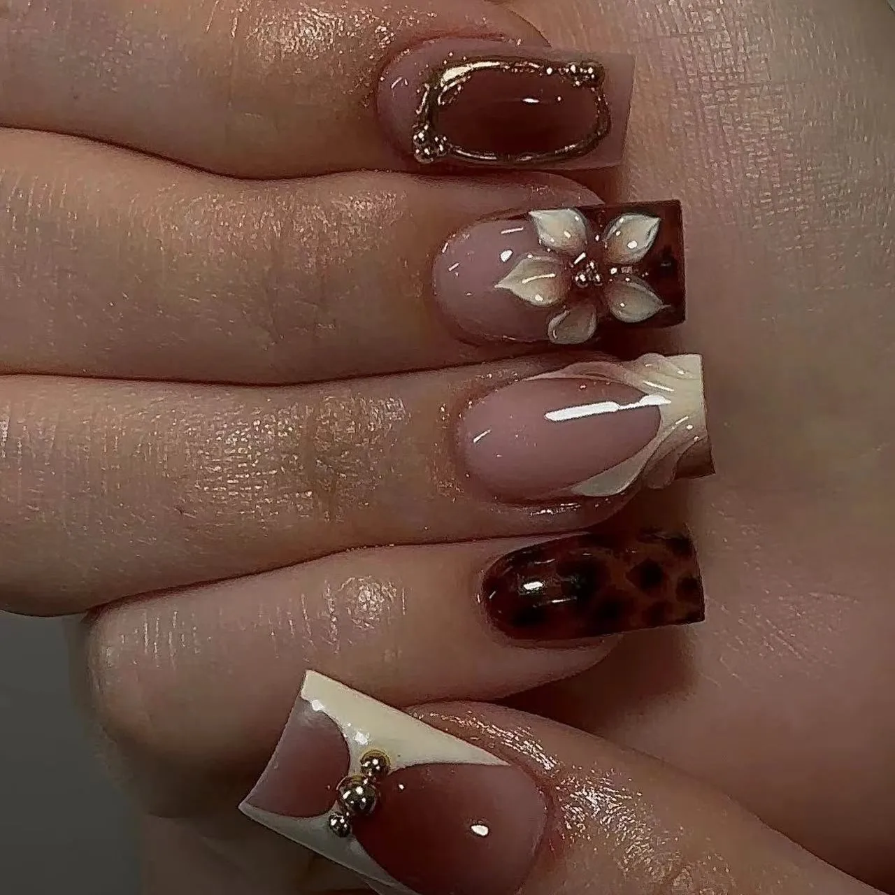 Short square fake nails for women girl fashion brown leopard print with 3D embossed flower bow frame press on acrylic false nail view 2