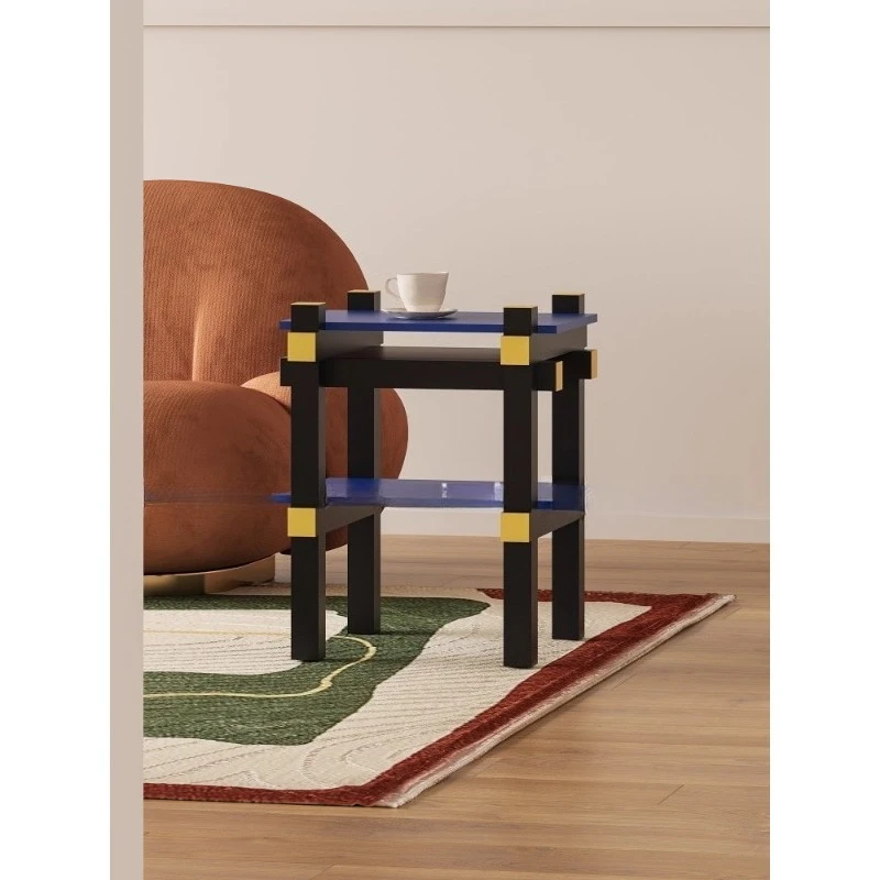 Prateleiras e suprimentos minimalistas