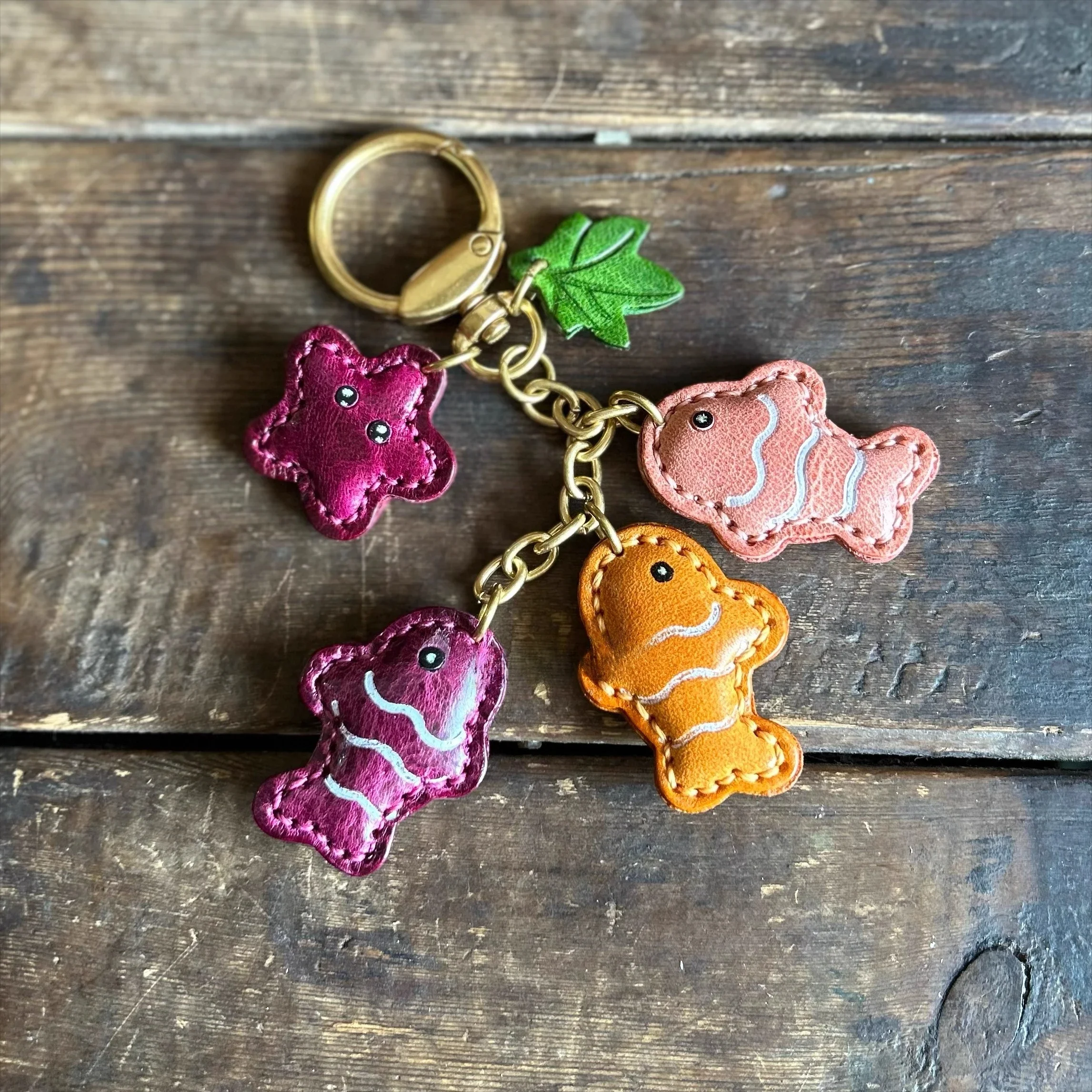 

The top layer of cowhide colorful small fish skewer pendant car key chain car hanging lucky skewer ornament has fish every year