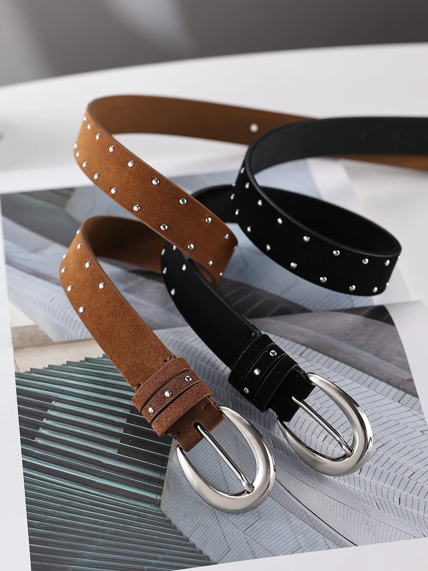 魅力的なファッショナブルなベルベットベルト女性のスタイリッシュなバックルはリベットで飾られています多用途のハイエンドヴィンテージレザーベルト