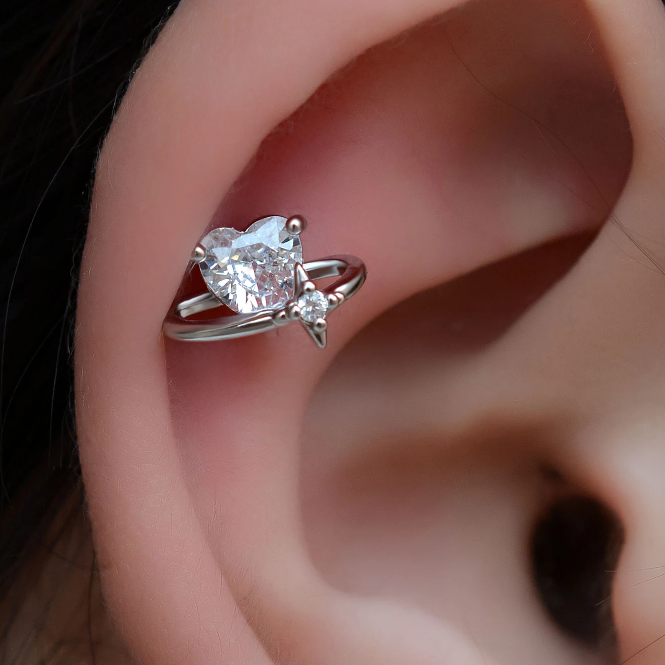 1 Stück Edelstahl-Knorpelstecker-Ohrringe, hypoallergen, zierlicher flacher Helix-Tragus-Piercing-Schmuck für Damen – Detail 10