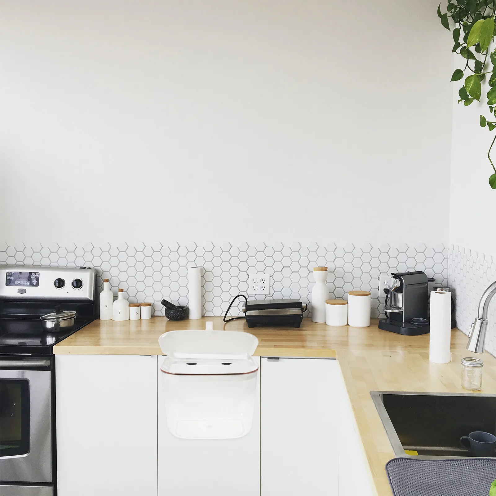 

Hanging Can For Cabinet Door, Premium Kitchen Garbage Bin With Lid, Space Saving Waste Basket, Cabinet Hanging Trash Can,