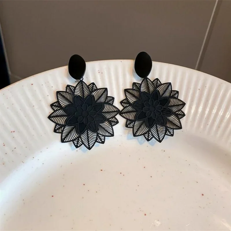 Retro Fashion Black Hollow Lace Flower Drop Dangle Earring for Women Girls Punk Style Exaggerate Korea Jewelry Accessories Gift