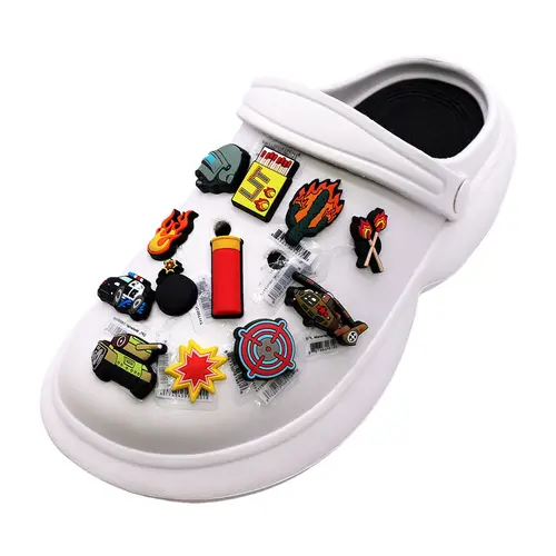 Imagen 2 del producto 1 Uds. Original tanque de helicóptero PVC adornos para zapatos decoraciones diseñador accesorios superiores bomba llama cartucho caja formas obstrucción Pin