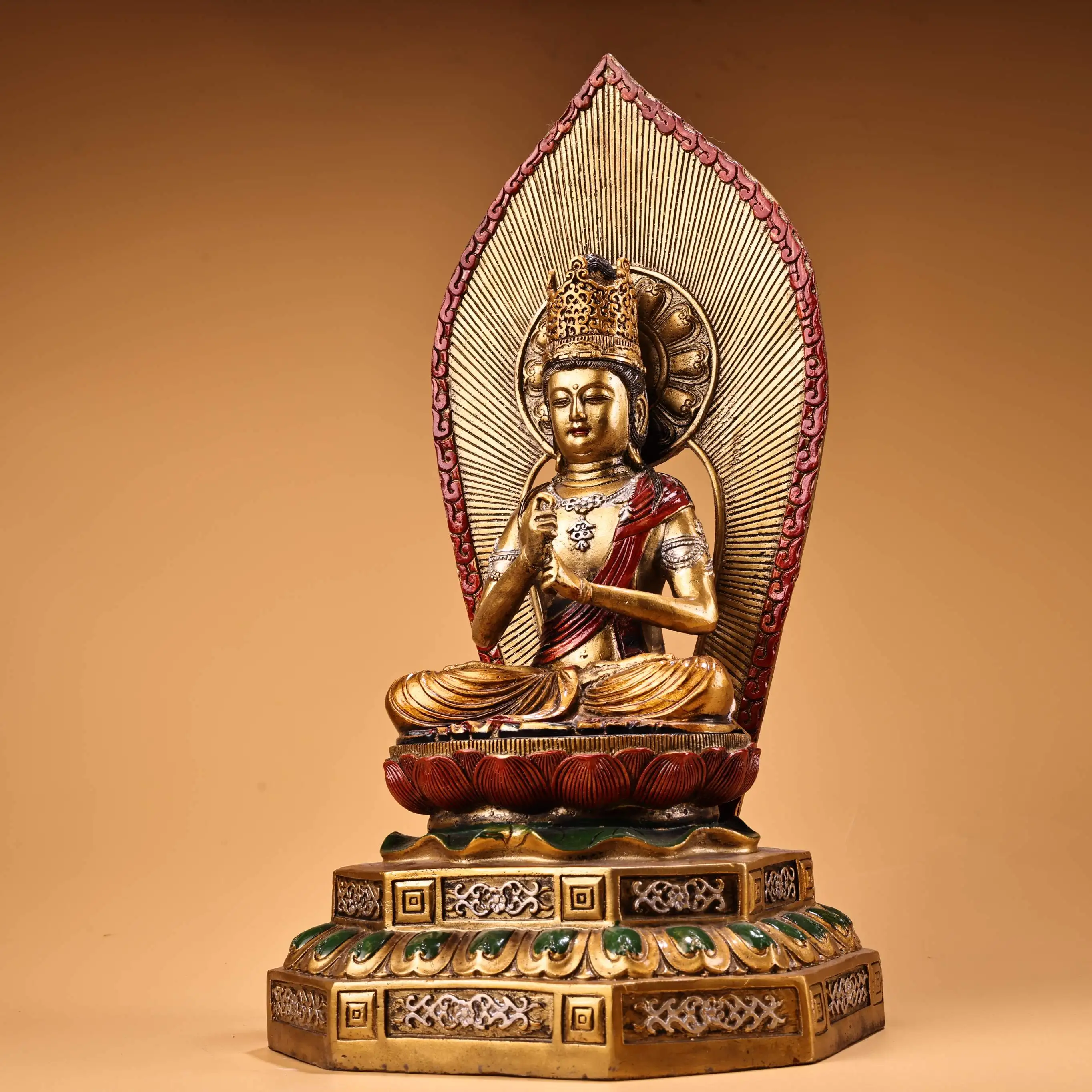 المعابد النيبالية القديمة المطلية بالبرونز عالية الإغاثة بوديساتفا Akashagarbha يجلس بوذا الخلفية بوذا منصة قاعة العبادة