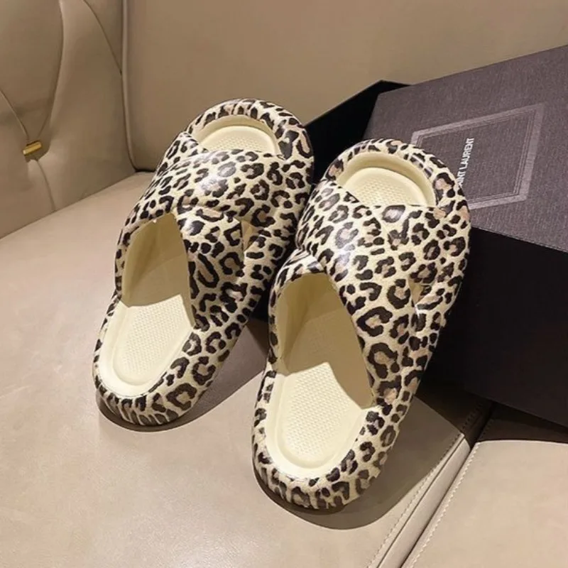 

Универсальные женские тапочки на все сезоны, нескользящие, с леопардовым принтом, с перекрестными ремешками, удобные для дома, общежития, улицы, для студентов, на каждый день