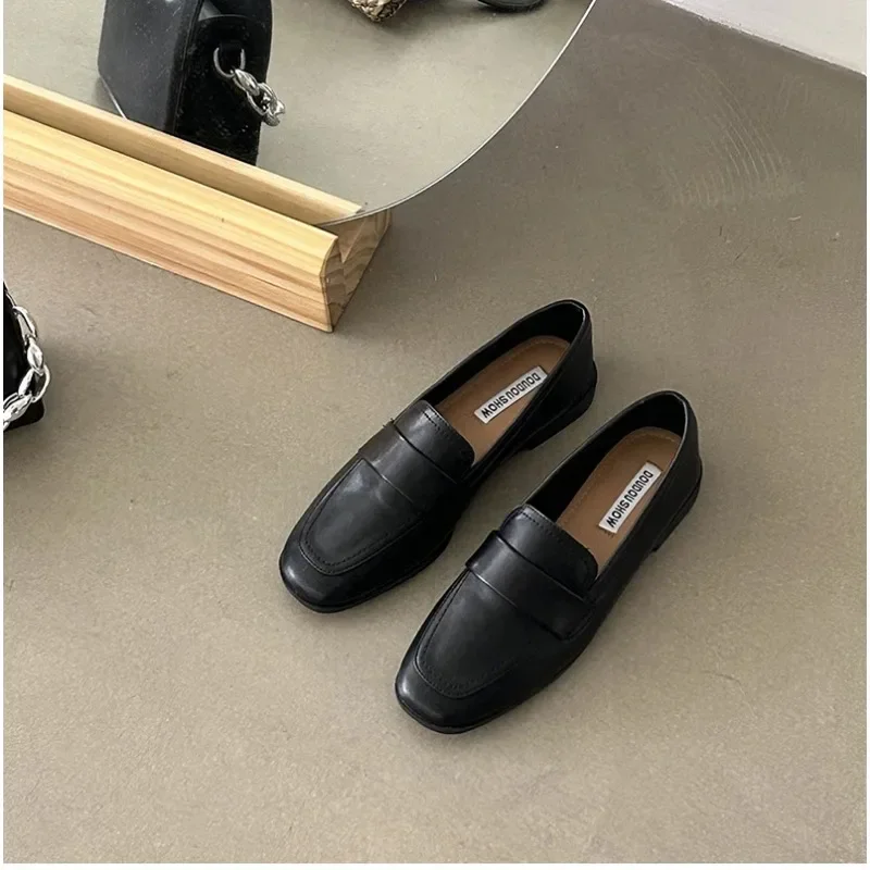 Sepatu datar wanita dangkal musim gugur baru 2023 sepatu loafer ujung persegi Fashion Slip On sepatu kasual wanita lembut luar ruangan sepatu Mary Jane