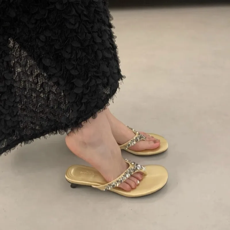 

Hot Selling 2025 Fashion Round Toe Clip Toe Rhinestone Soft Sole Anti-slip Wear-resistant Low Heel Flip Flop Summer New Slippers