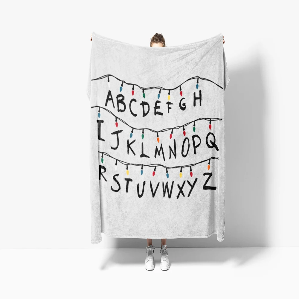 Verspielte Flanell-Überwurfdecke mit Alphabet und Lichterketten – weiche, gemütliche Decke, lustig dekorativ für Kinder und skurrile Fans im Hausstil
