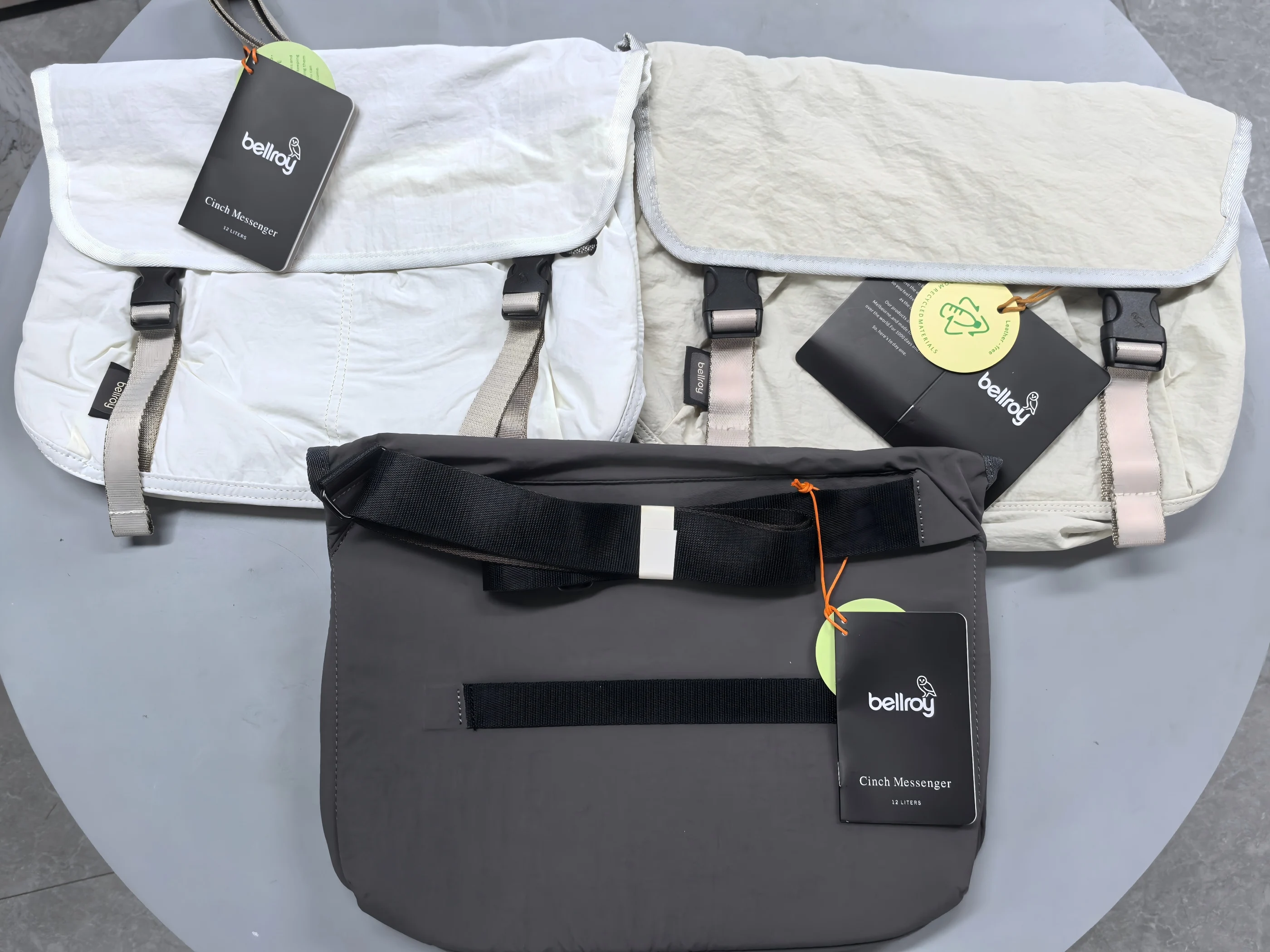 bellroy-cinch-messenger-bolso-bandolera-ligero-e-impermeable-de-12-litros-ideal-para-el-dia-a-dia-y-para-llevar-al-trabajo-con-correa-ajustable