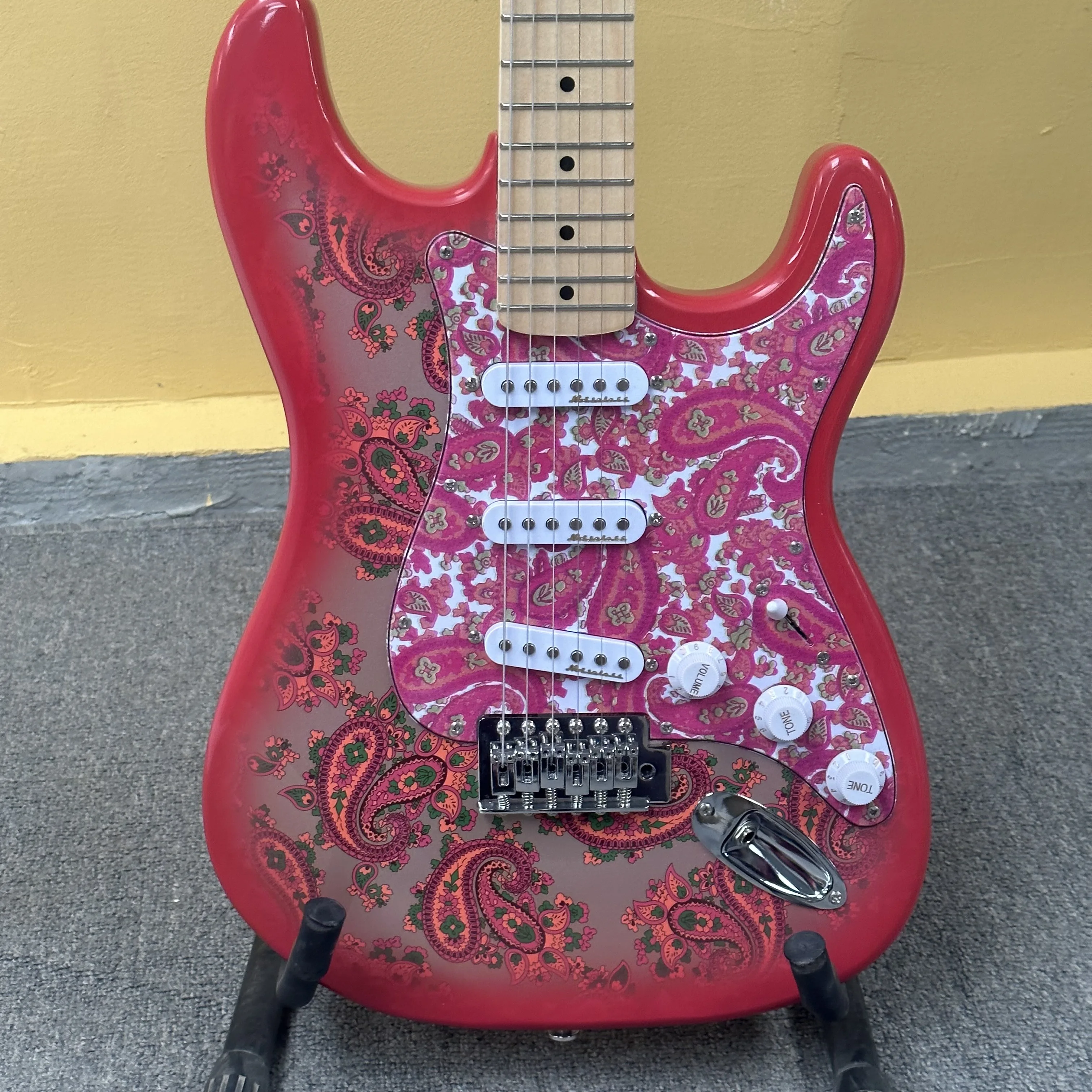 In stock 6 String Paisley Red ST Electric Guitar Maple Fretboard SSS Pickup Guitars Order will be shipped immediately guitarra