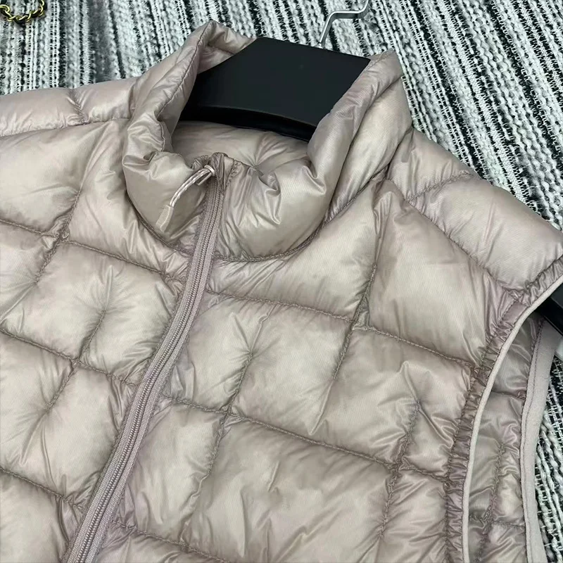 เสื้อกั๊กฤดูหนาวผู้หญิงแบบพื้นฐานคุณภาพสูงน้ำหนักเบาเป็นพิเศษทำจากขนห่านสีขาวสวมใส่สบาย รุ่น 25121217