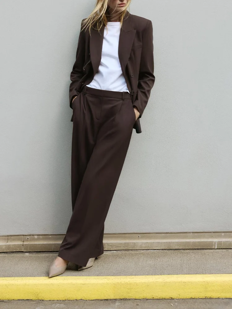 

European style new women's fashion set: versatile and elegant double-breasted blazer with shoulder pads and matching trousers.