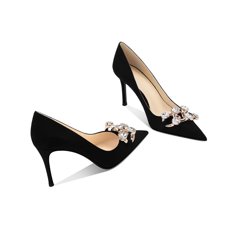 حذاء بكعب عالٍ من الجلد الطبيعي باللون الأسود من جلد الغزال وحجر الراين للنساء موضة 2025 بمقدمة مدببة وكعب ستيليتو