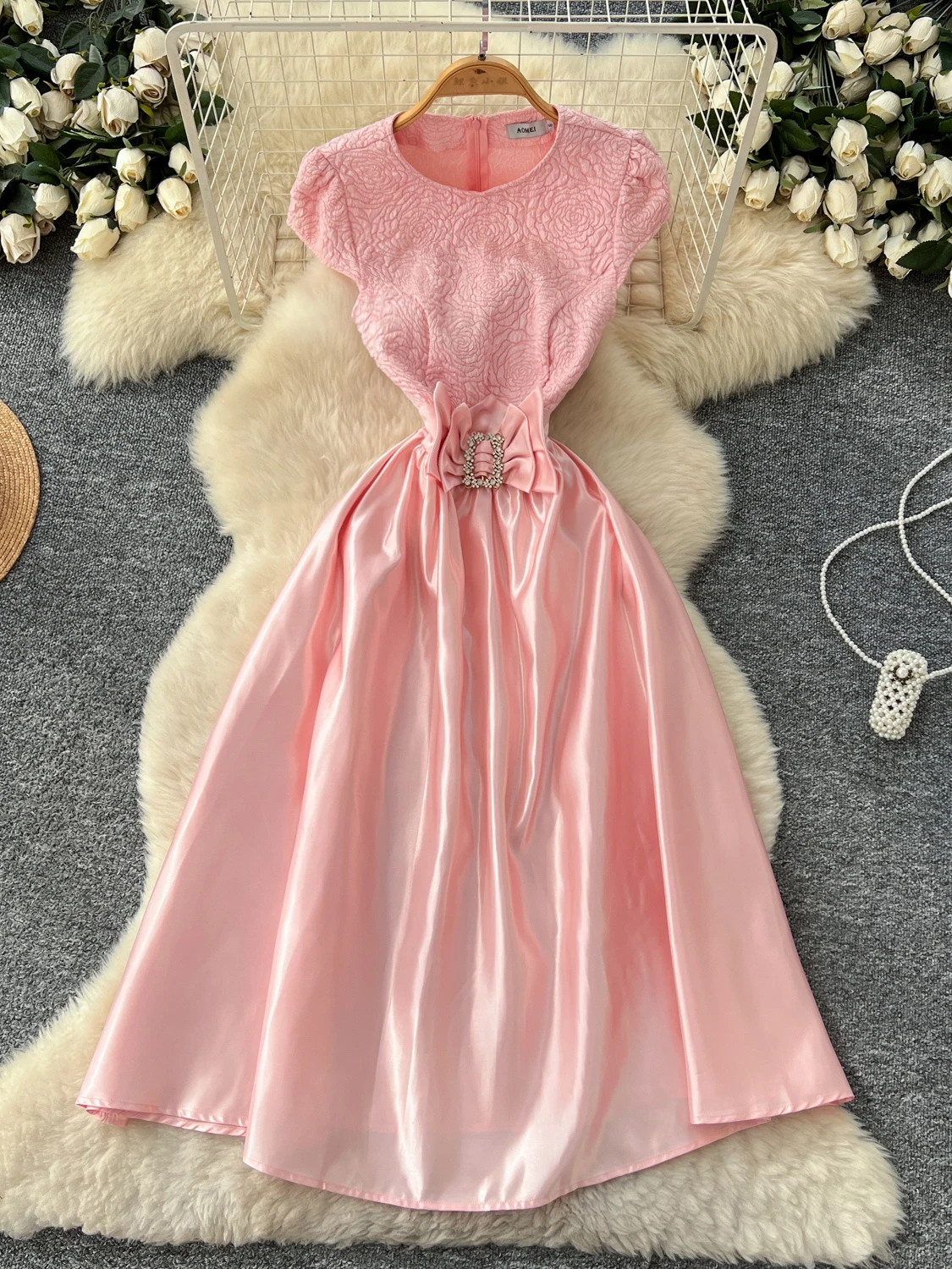 Vestido E de Cetim com Mangas Bufantes, Detalhes Texturizados em Diamante e Cintura Marcada para Mulheres Modernas Pro...