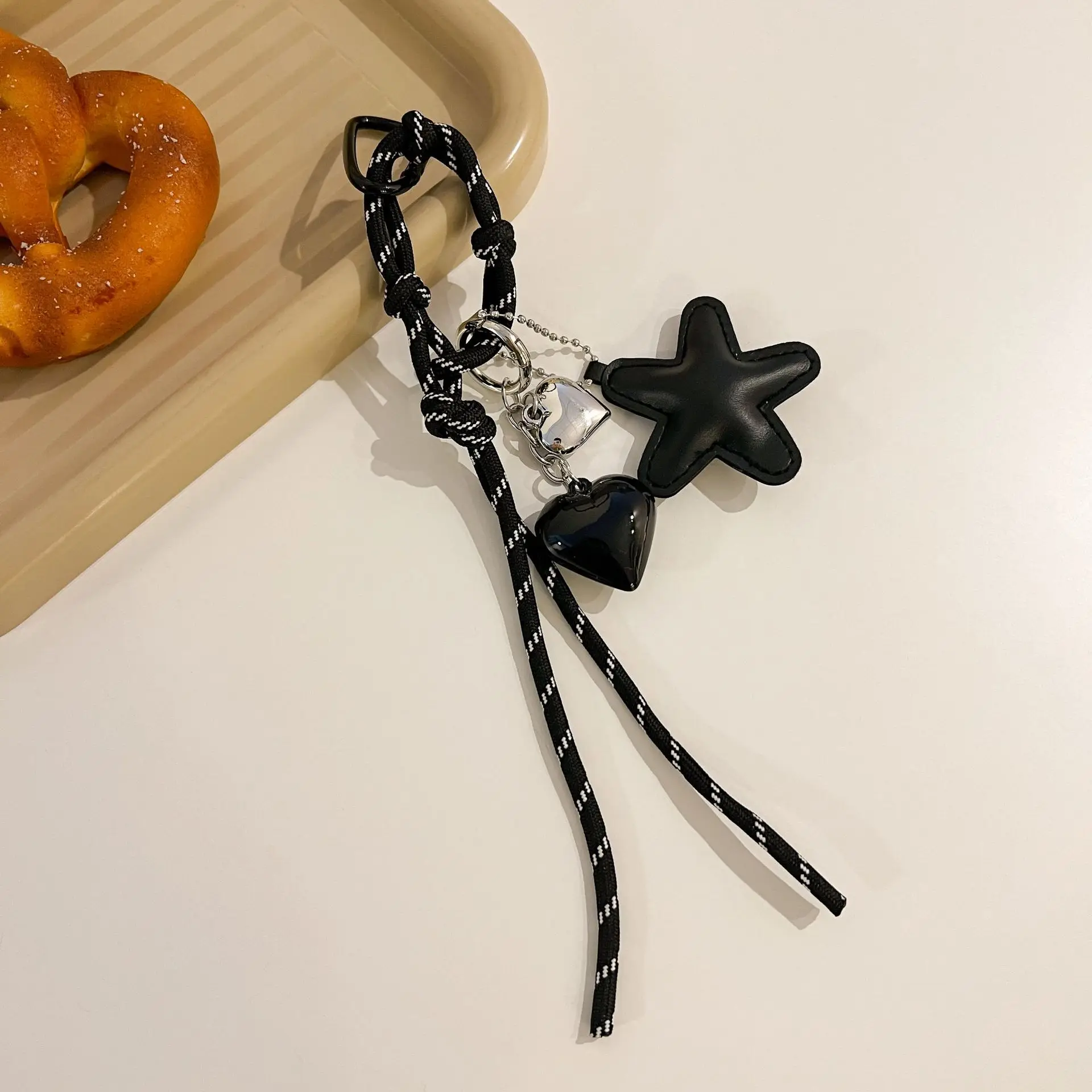 LLavero de cuerda con hebilla de montañismo de Color sólido con estrella de cuero rosa a la moda, bonito llavero decorativo con colgante de corazón negro y plateado