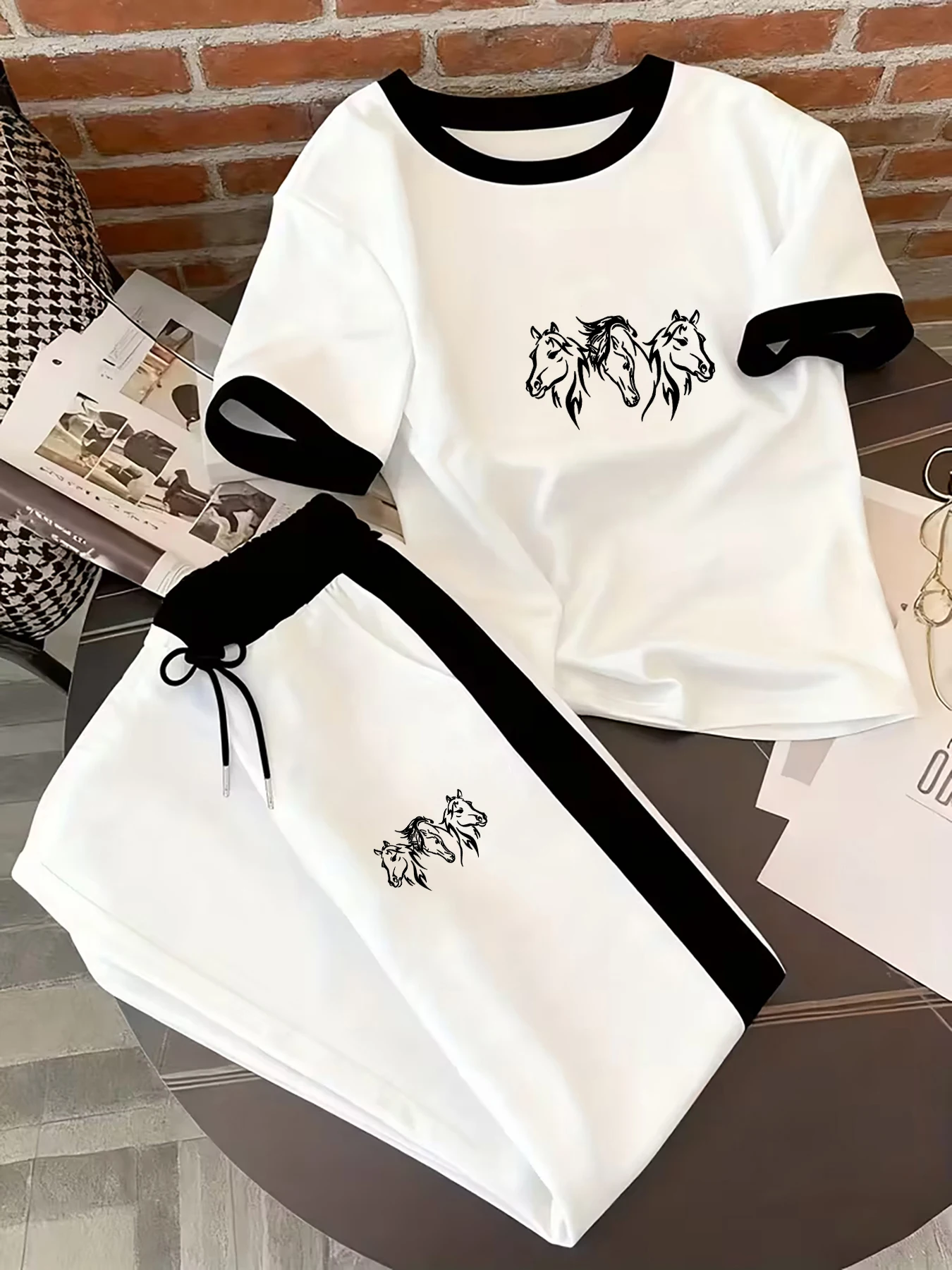 

Весенне-летний комплект с черно-белым контрастным принтом лошади, повседневный спортивный комплект из двух предметов с круглым вырезом и короткими рукавами