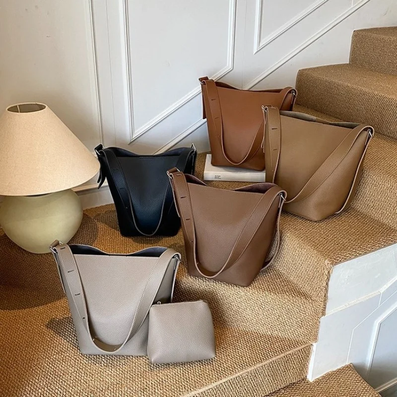 

Famous Designer Women Messenger Bag, Genuine Leather Crafted, Elegant Shoulder Bag Classic Handbag Choice