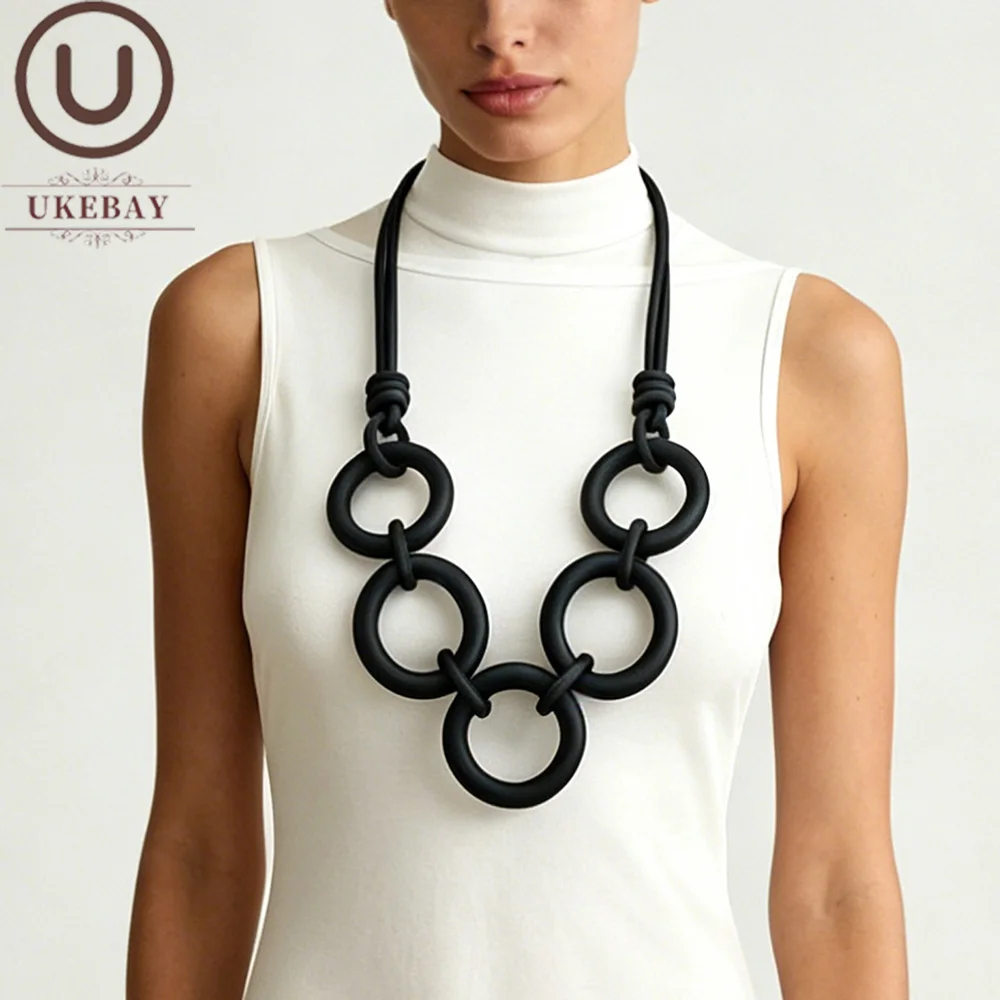 UKEBAY Minimalistische Halskette mit Kreisanhänger aus Gummi für Damen, Gothic-Schmuck, leichtes Modeaccessoire, Geschenk, Halskette für den täglichen Gebrauch – Detail 1
