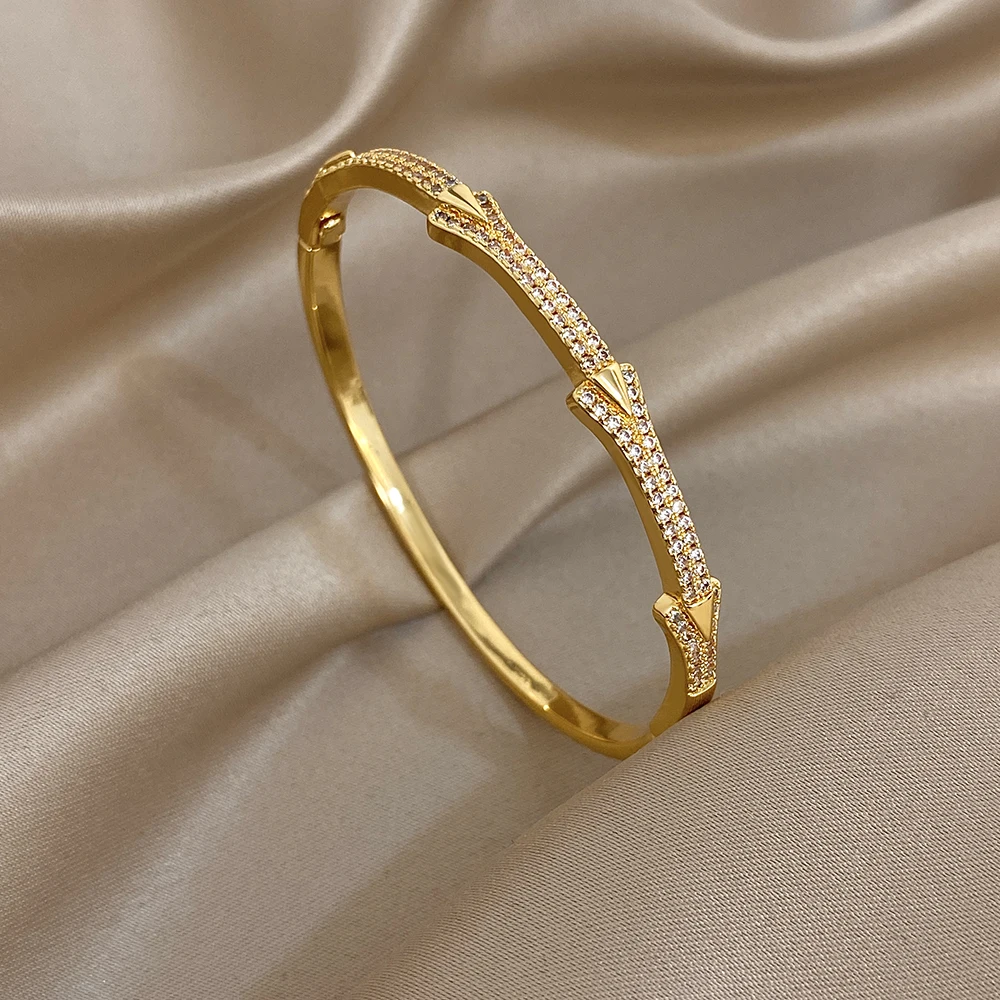

Freetry Luxury Exquisite Sparkling Zircon Gold Plated Bracelet Women Fashion Design Irregular Arrow Open Spring Buckle Bangle
