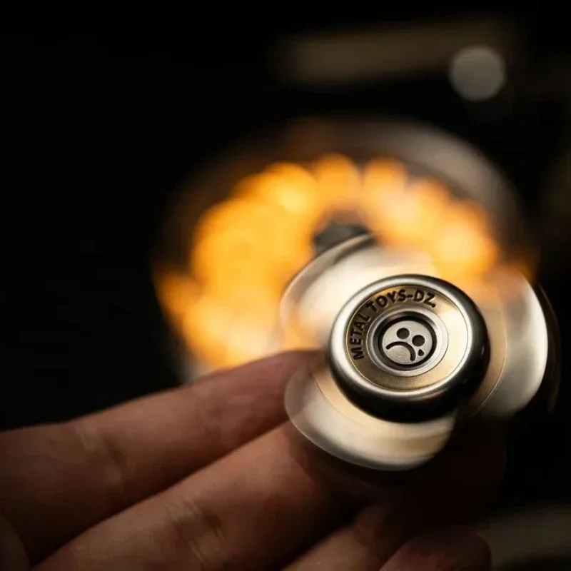 ألعاب معدنية Dz.Trefoil ببصمة الإصبع الدوران المواد المعدنية تخفيف الضغط التكنولوجيا السوداء ألعاب EDC