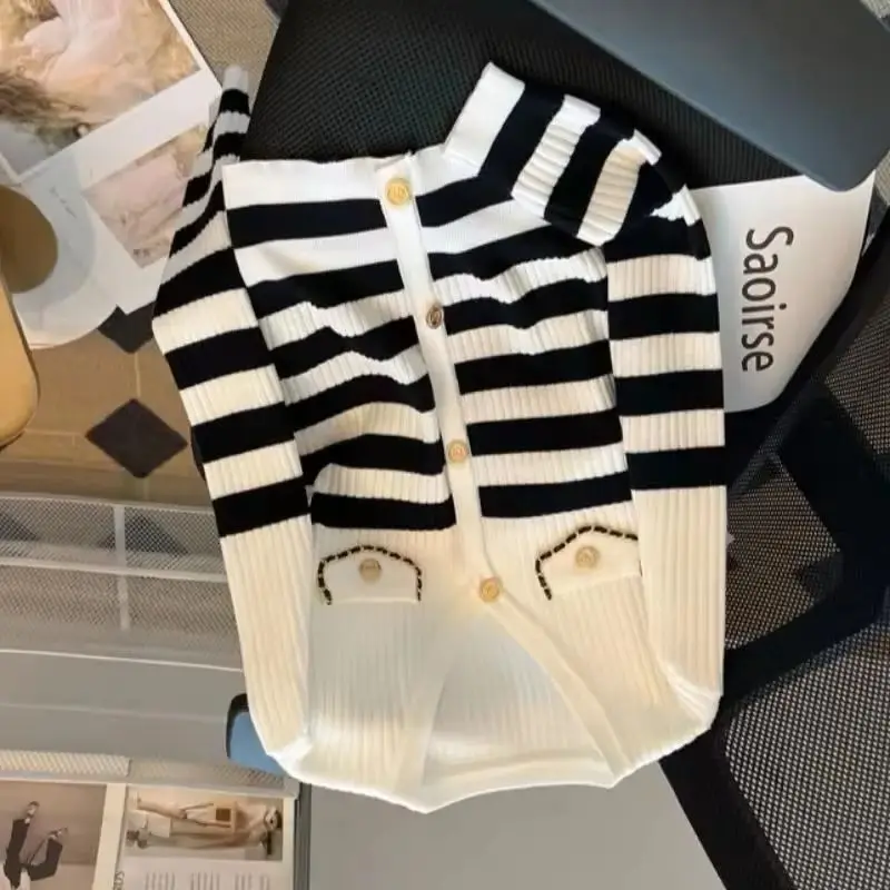 

Осень-зима женский свитер трикотаж 2025Новая мода свободный повседневный кардиган в полоску с v-образным вырезом базовая рубашка на пуговицах верхняя одежда женские топы