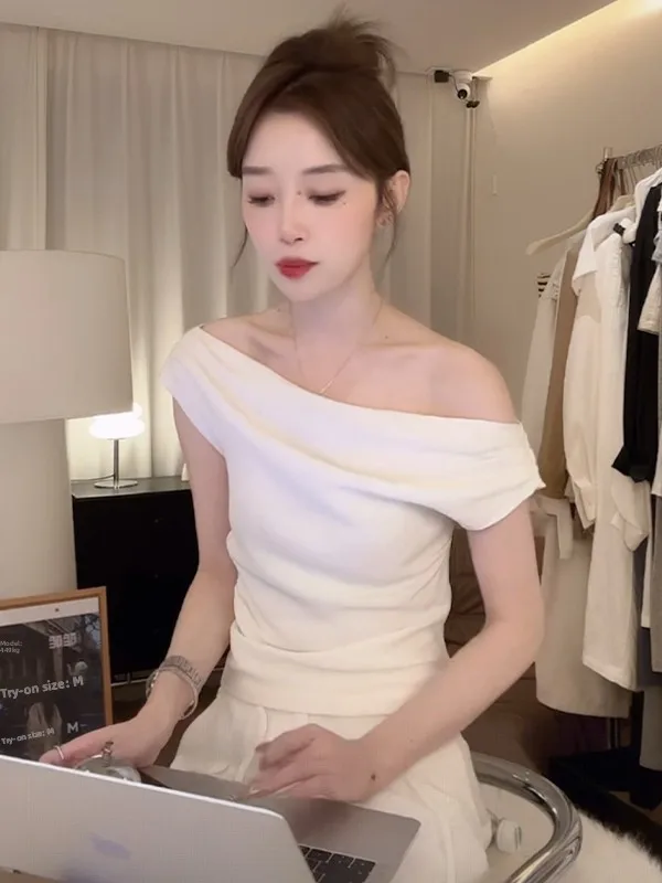 تي شيرت Ele White بقصة ضيقة على الكتف تي شيرت نسائي صيفي بتصميم راقي فريد من نوعه مكبل بشكل جذاب ort Sve