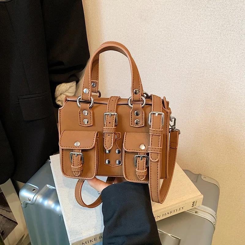 

Sweet and Cool Spice Girl Summer Foreign Style Versatile Rivet Locomotive Bag Commuter Shoulder Messenger Bag