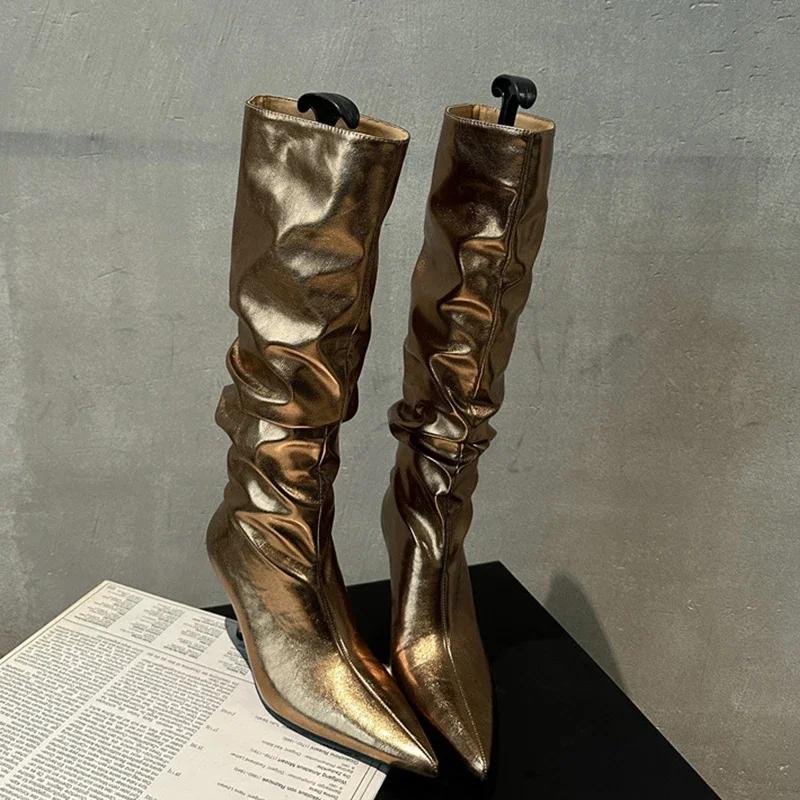 

Золотые плиссированные ботинки без шнуровки с острым носком на кошачьем каблуке, женские зимние ботинки до колена 2025, серебристые, черные, модная женская обувь