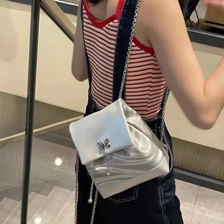 ファッショナブルなストライプシルバーバタフライスモールバックパック女性用ダブルショルダーバッグレザーチェーンスパイシーガールカレッジスタイル