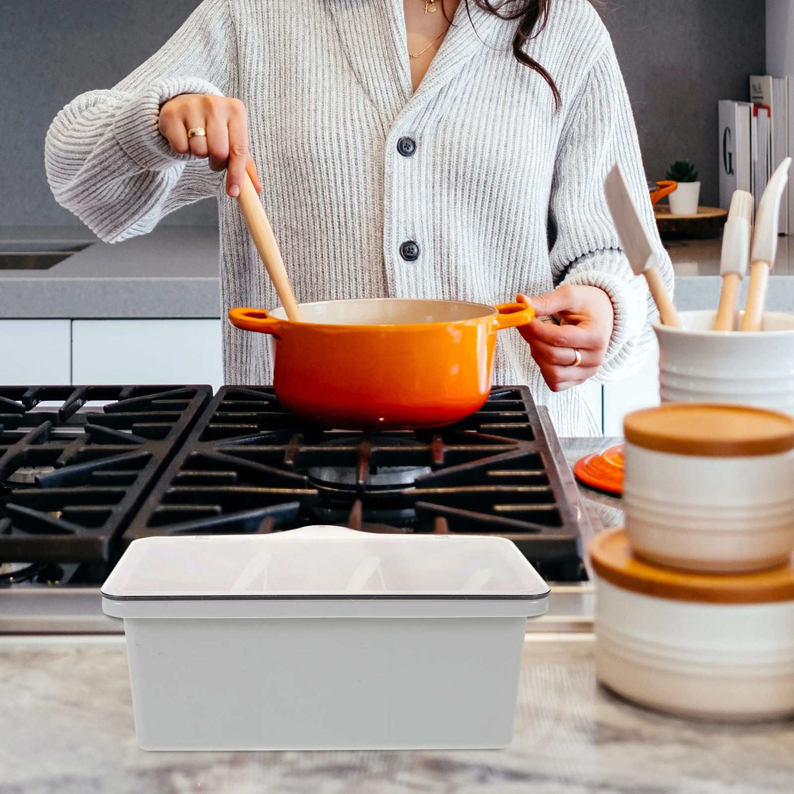 

Multi-Compartment 3-Grid Seasoning Box Airtight Lid Condiment Container Kitchen Spice Organizer Dedicated Spoons Salt Pepper