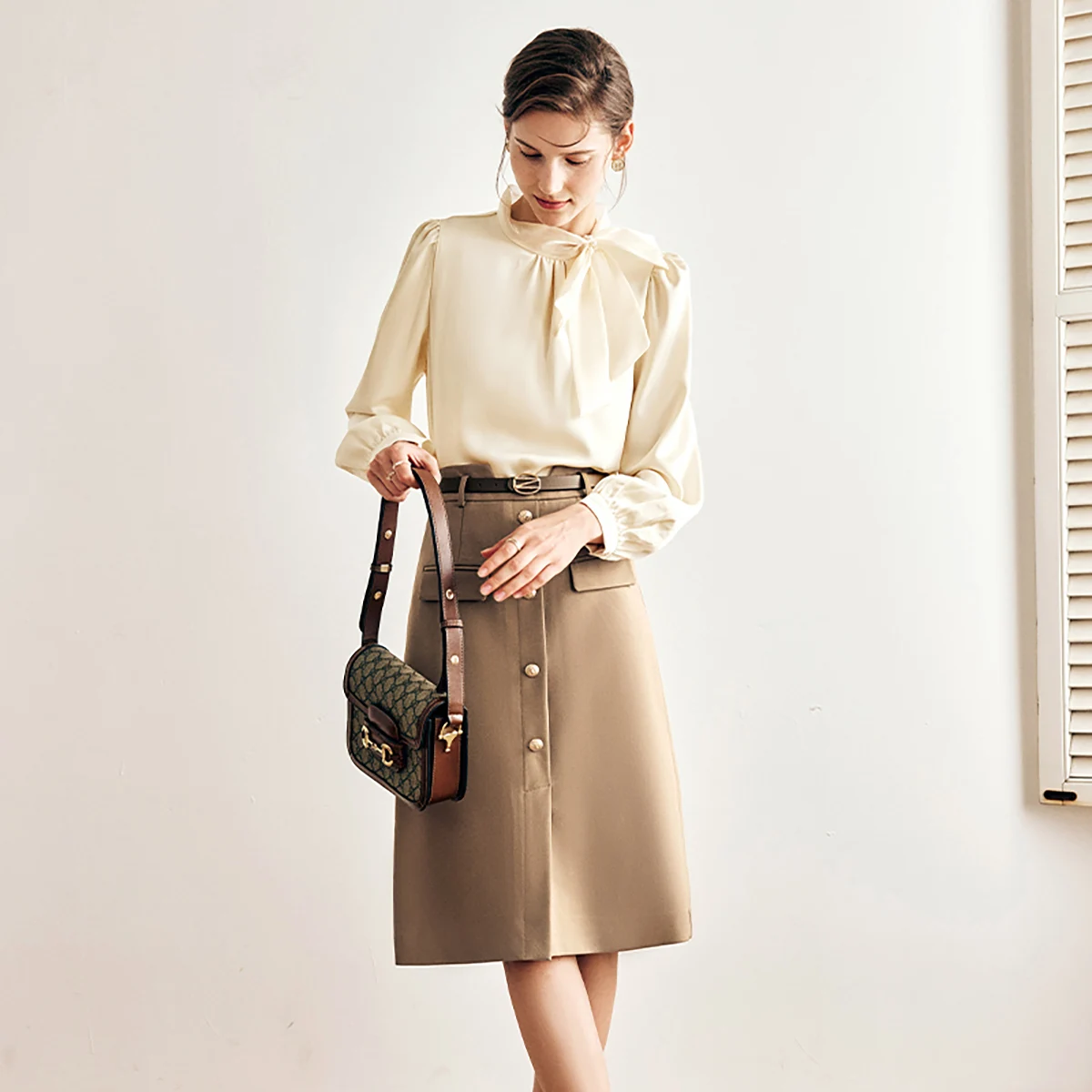 

OLrain женская французская атласная блузка, осень 202, свободная рубашка с завязками на шее и длинными рукавами, элегантные топы с жемчугом, женская одежда O23CX63860