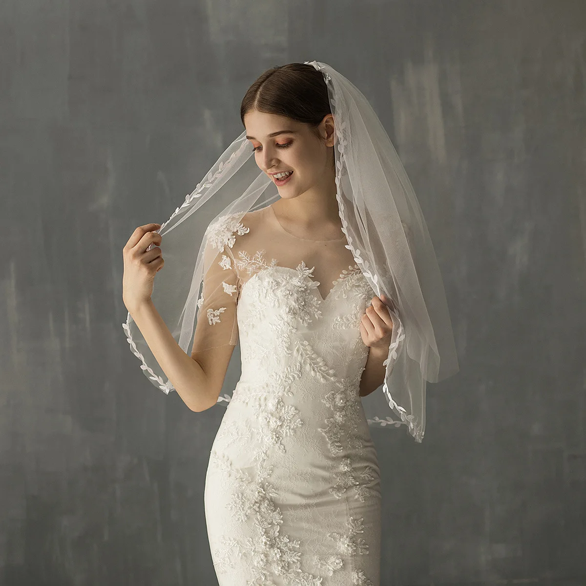 

V633 White Double-Layered Mid-Length Bridal Veil with Leaf Edge Design, Super Fairy-Like, for Wedding and Travel Photography, Soft Veil Headpiece, Wholesale from Manufacturer
