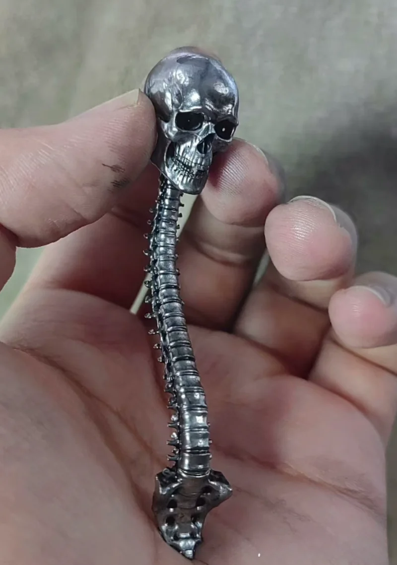 Modello di accessori per la colonna vertebrale del teschio di colore metallico in scala 1/12 per figura da 6 pollici