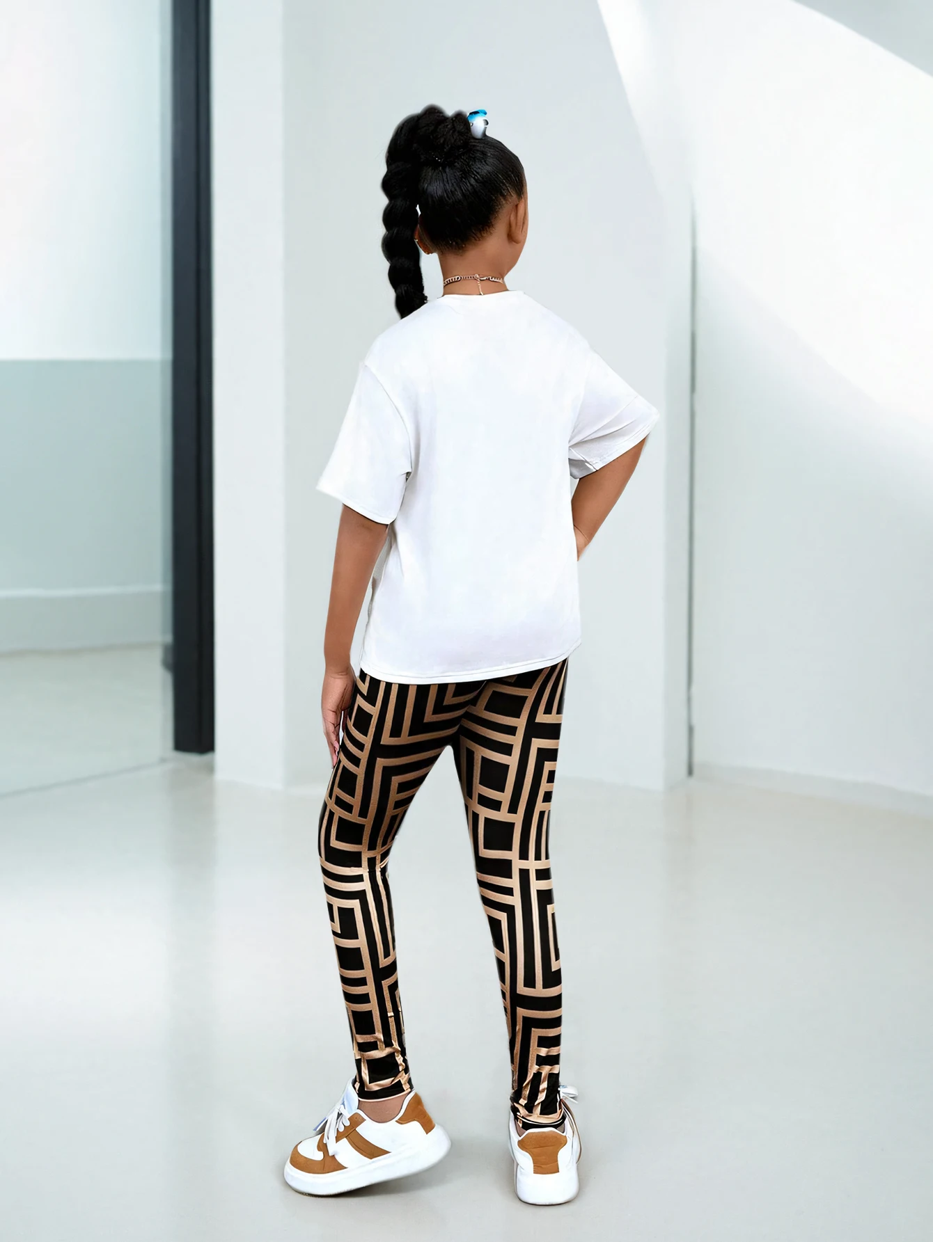 Zweiteiliges LOVE-Print-Outfit für Mädchen, übergroßes T-Shirt und Leggings mit geometrischem Muster, lässiges Streetwear-Set für Kinder – Detail 2