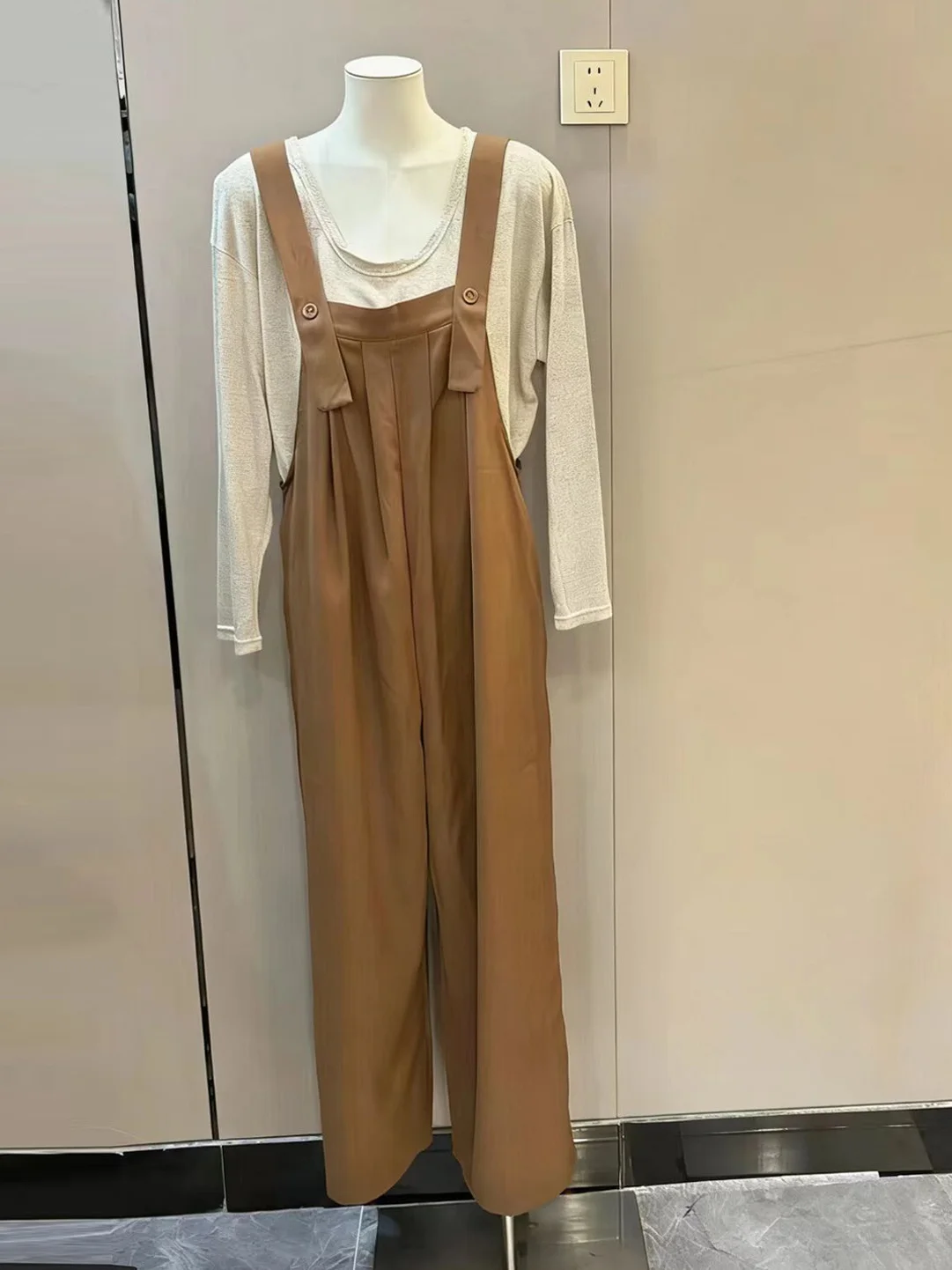 

Casual Long Sleeve Set for Women in Apricot Color High Waist Pants Spring Fashion Two Piece Suit Comfortable Loose Fit Style
