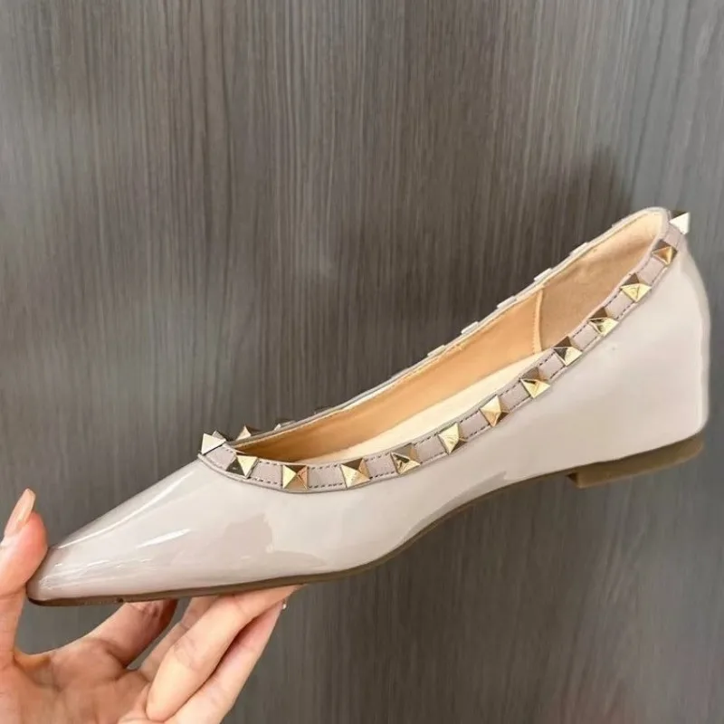 

2025 Pointed Toe Women Flat Shoes Spring Autumn Rivets Classic Ladie Flats Black All Match Soft Boat Shoes Ladies Shoes