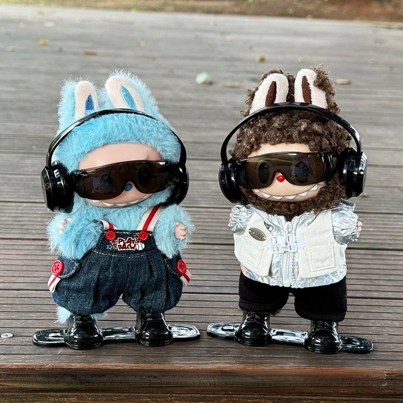 

Trendy Cool Boys' Outfit For 15/17cm Labubu 3.0 Dolls Letter Denim Suspender Pants Headphones Skateboard For Doll Outfits