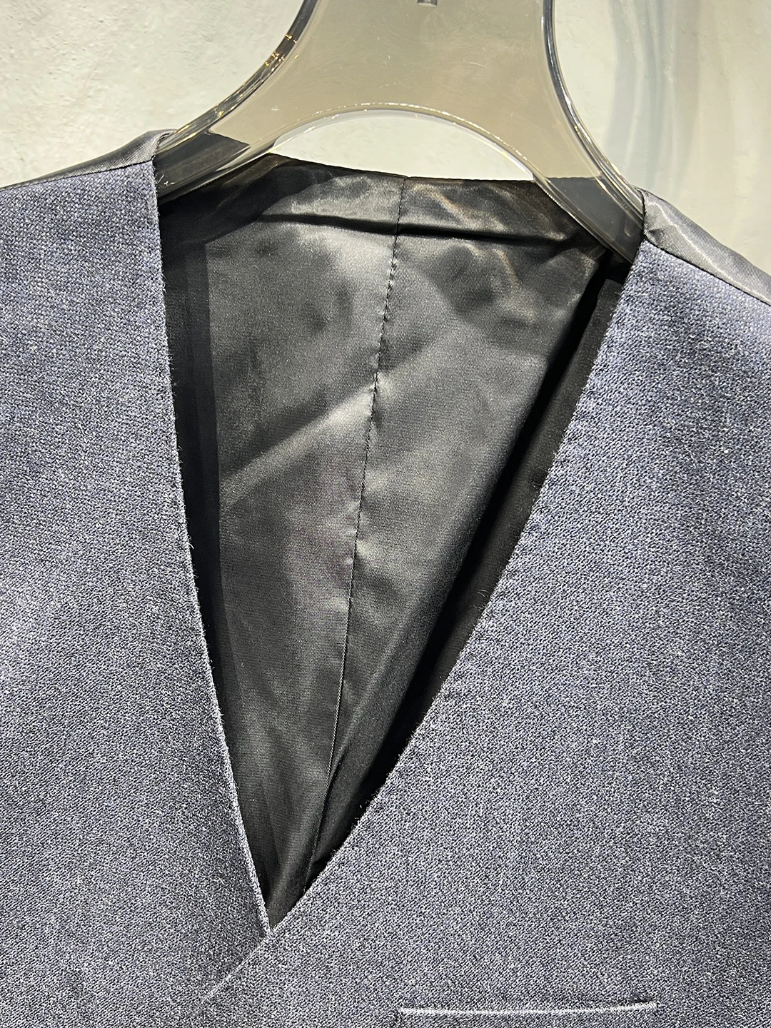 00% الصوف مريحة للتنفس الرجال سترة تنوعا الخريف الشتاء Busin عادية V-Ne زر واحد الوقوف صالح لون نقي