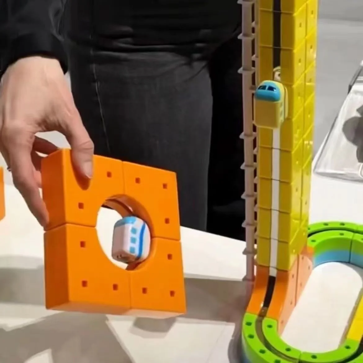 รถไฟแม่เหล็กสำหรับเด็ก ของเล่นเด็กสุดหรู รถไฟแม่เหล็กประกอบได้หลากหลายรูปแบบ แทร็กแม่เหล็กวิเศษ