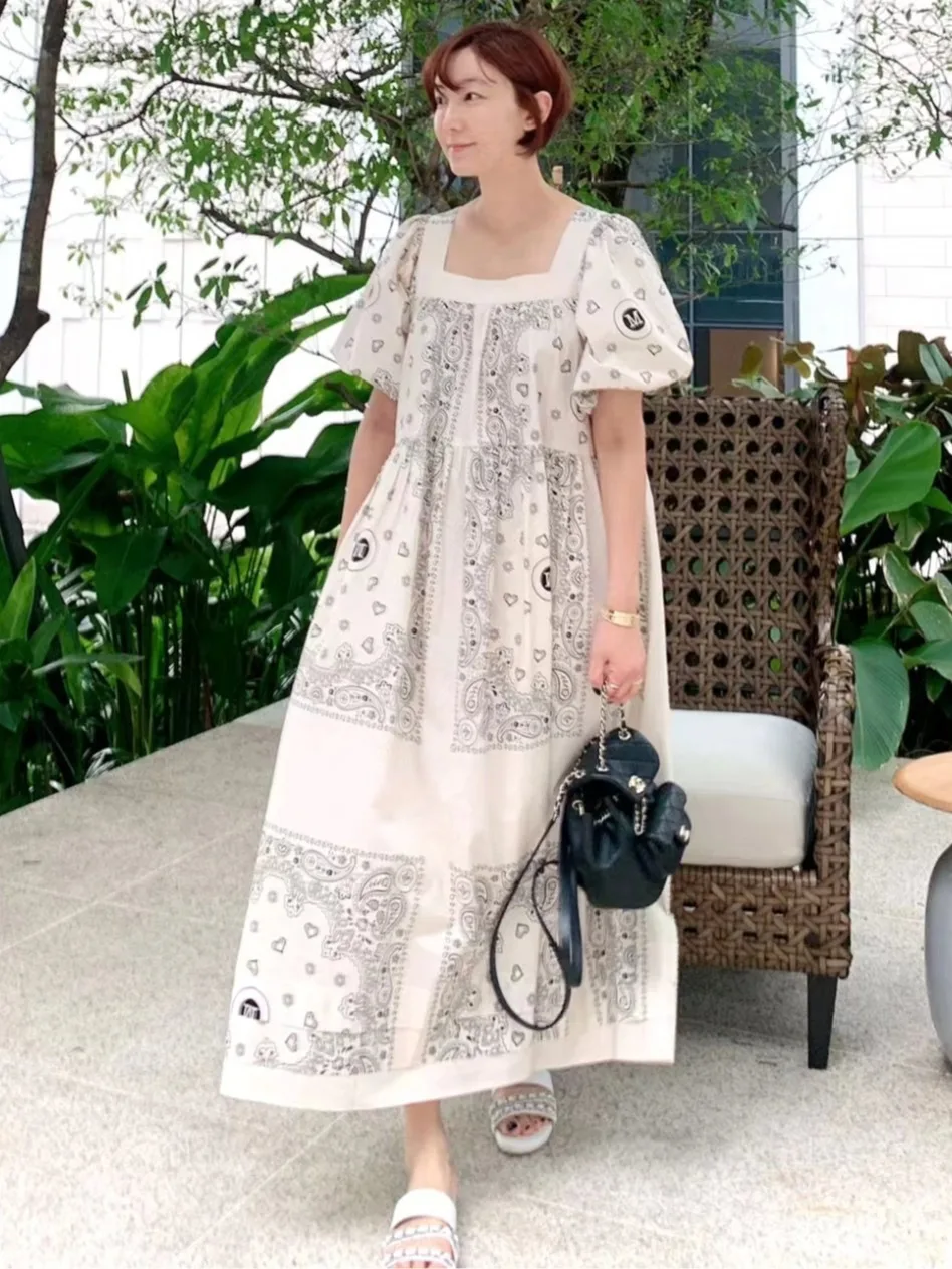 Długa letnia sukienka z kwadratowym dekoltem w stylu etnicznym, zwiewna spódnica, wakacyjny klimat, chińska marka, nadruk, rękaw dzwonek.