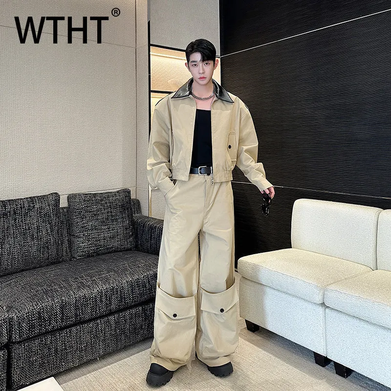 

Модный мужской костюм WTHT 2026: летний комплект из пиджака с кожаными вставками и широких брюк с высокой талией, модель 2A2844