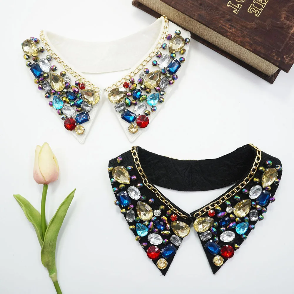 camisa-feminina-branca-elegante-de-moda-primavera-com-gola-falsa-de-strass-removivel-e-detalhes-em-renda-para-looks-estilosos