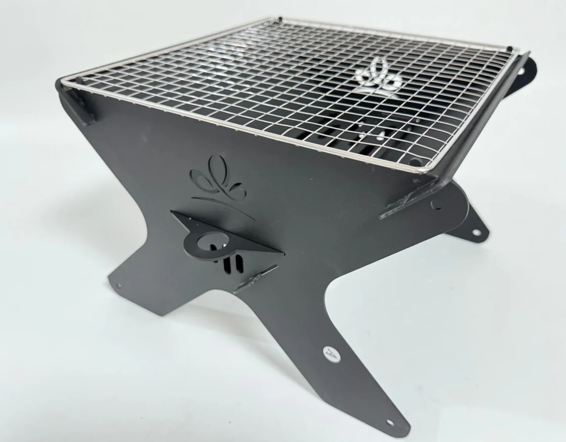 

Portable Mini Charcoal Barbecue Grill. Easy to Assemble. Food-grade Barbecue Net Ideal for Camping and Barbecuing.