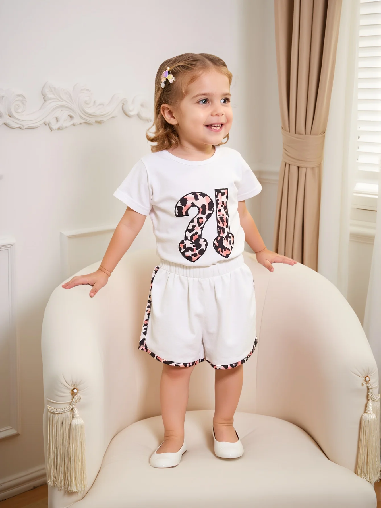 

Two piece set of baby girl baby fashion cute short sleeved round neck symbol leopard print and sports shorts set for summer