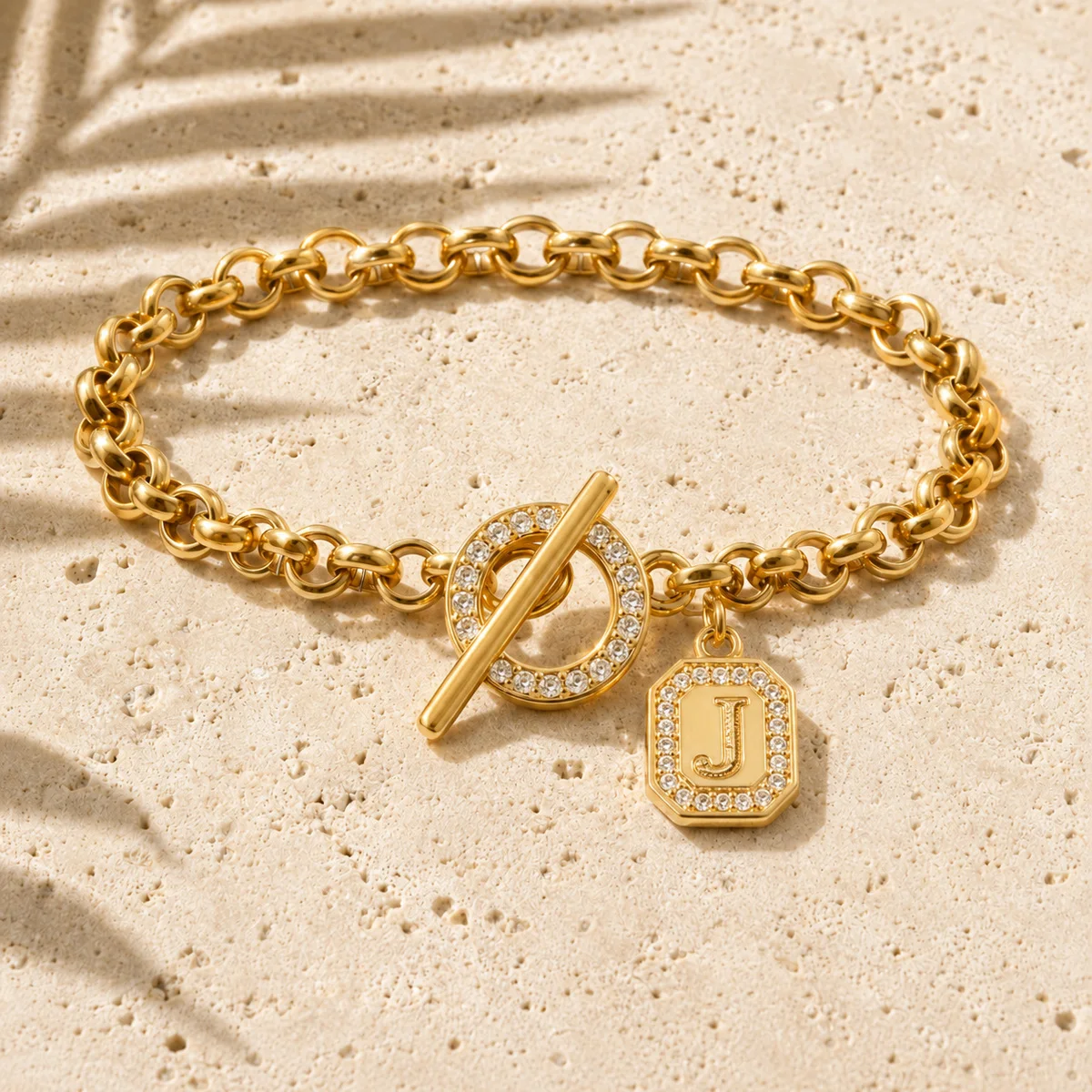 Vergoldete Personalisierte Initialen-Charm-Armbänder für Damen und Herren mit Kubischem Zirkonia und Knebelverschluss - Schmuckgeschenk für den Alltag – Detail 13